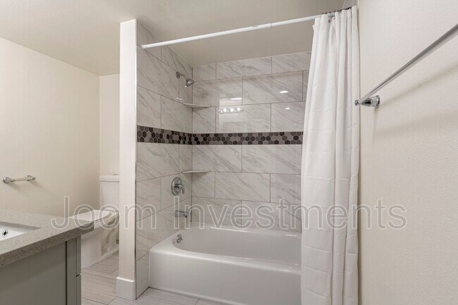 Building Photo - 912 N Stoneman Ave