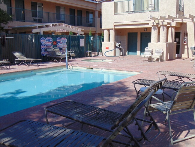 Building Photo - Lower Level Smokey Lane 1 bedroom, 1 bath ...