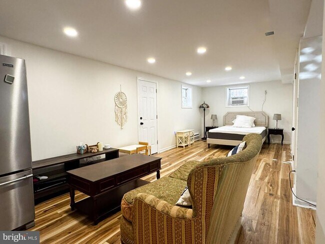 Building Photo - 10712 Warwick Ave