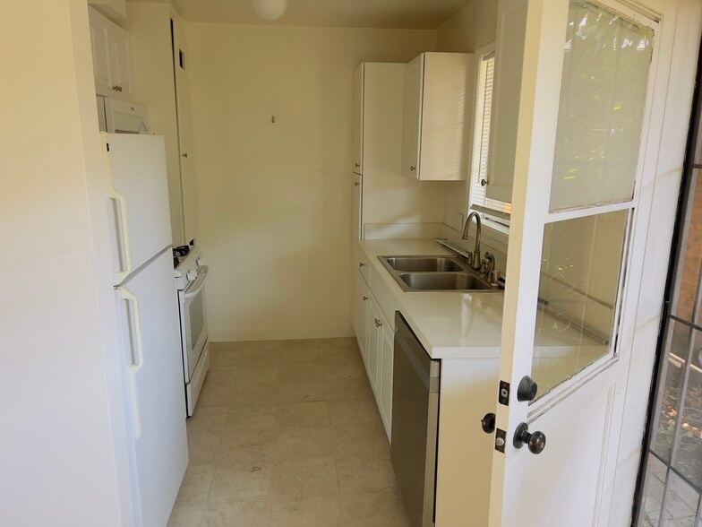 Building Photo - 4247 1/2 S Centinela Ave
