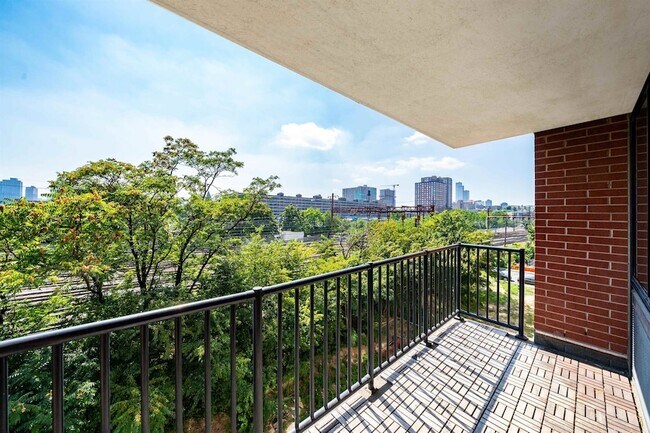 Building Photo - 700 Grove St