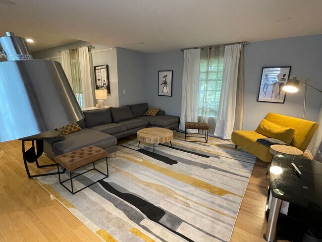 Building Photo - Stunning 3 bedroom home in Shaker Hts