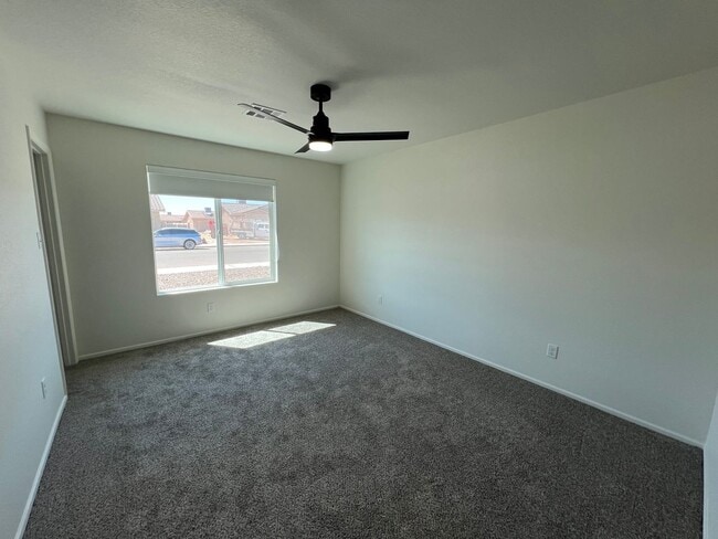 Building Photo - NEWER 3 BEDROOM HOME!