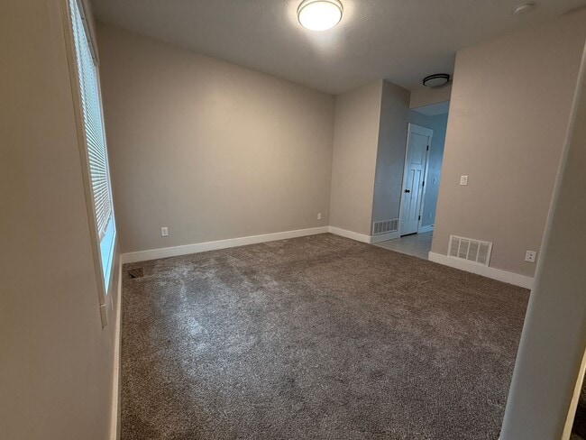 Building Photo - 694 S Saturn Ave