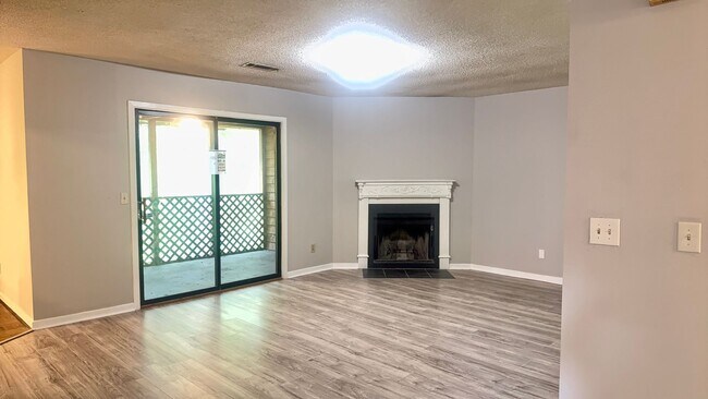 Building Photo - Spacious 2BR 2BA townhome in Village Creek!