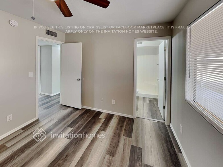 Building Photo - 8638 W Lawrence Ln