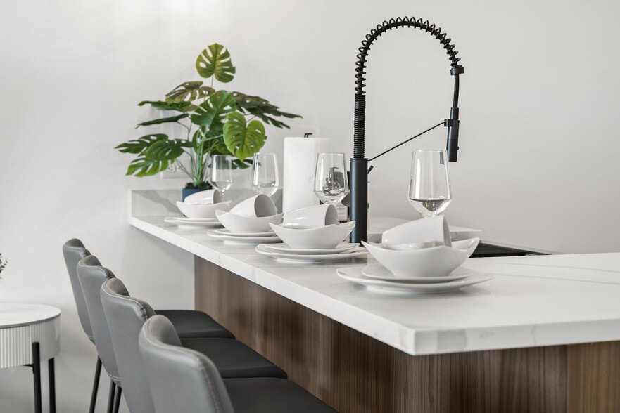 Building Photo - 600 Broadway-SI ID1240289P