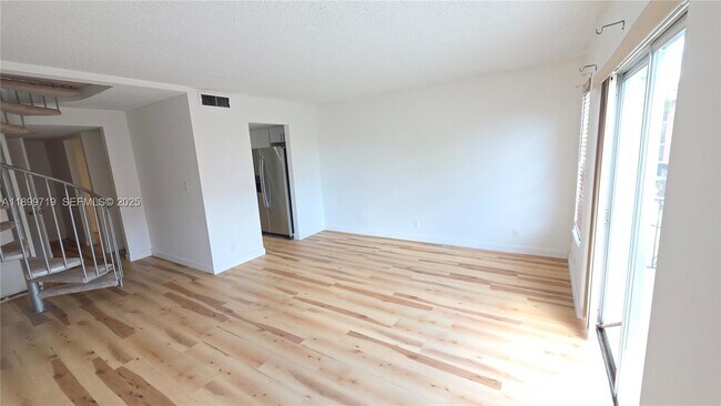 Building Photo - 650 Tennis Club Dr