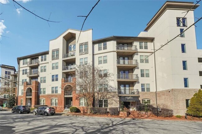 Building Photo - 901 Abernathy Rd NE