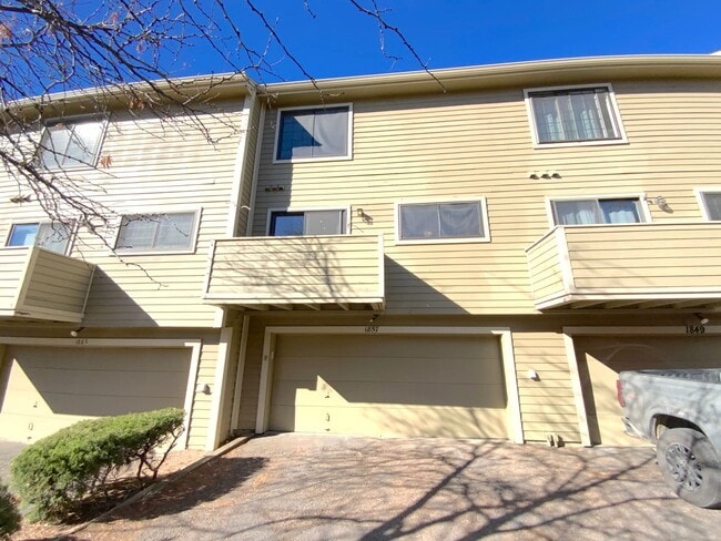 Building Photo - 2 Bedroom Townhome Available Near W Cheyenne Blvd & S Nevada Ave