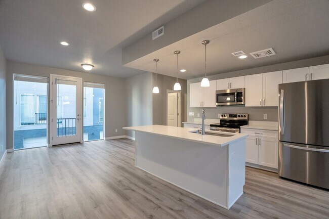 Building Photo - Beautiful 4 Bed - 3 Bath Townhome in Great Clearfield Location! Available on June 10th!