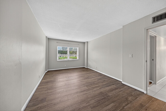 Building Photo - 1831 NE 38th St