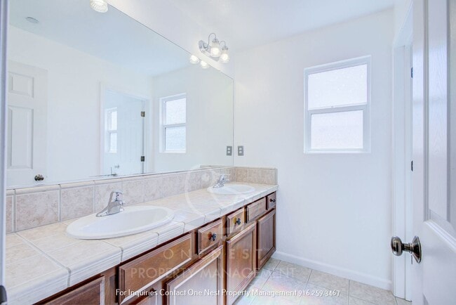 Building Photo - Huge home, Lincoln Crossing - walking dist...