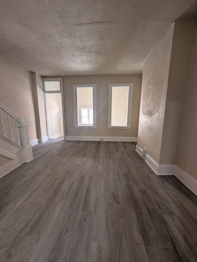 Building Photo - Beautiful Newly Remodeled 3 bedroom Coming...