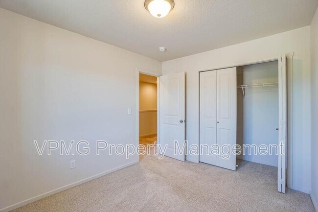 Building Photo - 2116 NE 115th Ct