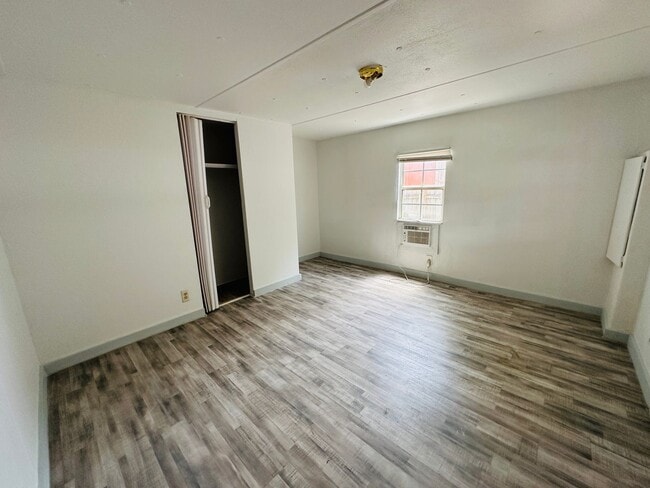Building Photo - 2 Bed 1.5 Bath, Minutes from Tarpon Springs
