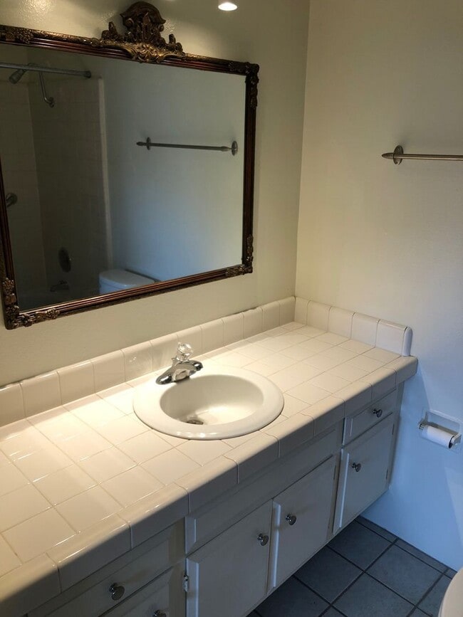 Building Photo - 947-949 Sand Ct