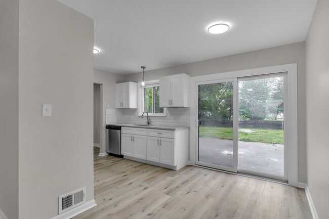 Building Photo - 2331 Deerfield Ct