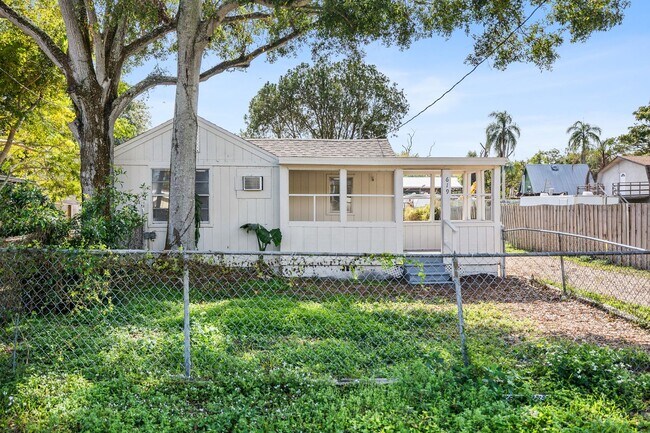 Building Photo - 619-629 Woodlawn St