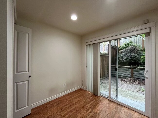 Building Photo - Great town house for rent