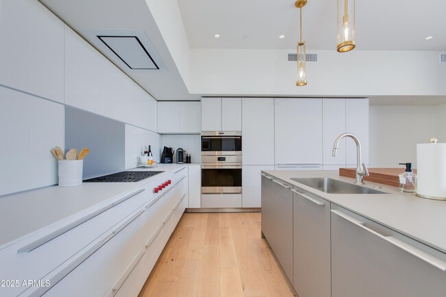 Building Photo - 5000 N Camelback Rdg Dr