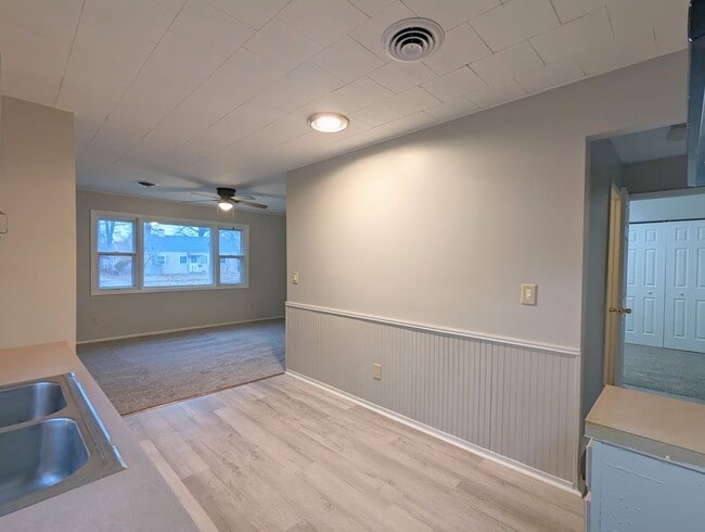 Building Photo - Charming 4-Bedroom Ranch with Modern Updat...