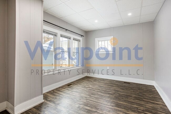 Building Photo - 912 Zeeland Ct NE