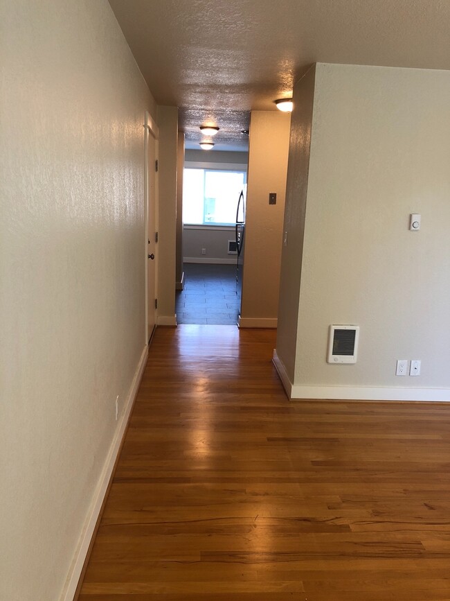 Building Photo - Clinton Abernathy Gorgeous Remodel 1br Har...