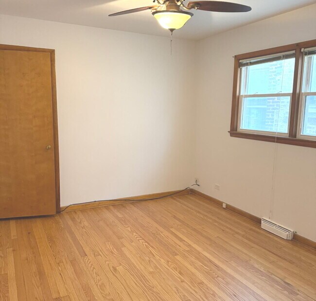 Building Photo - 4947 N Mason Ave