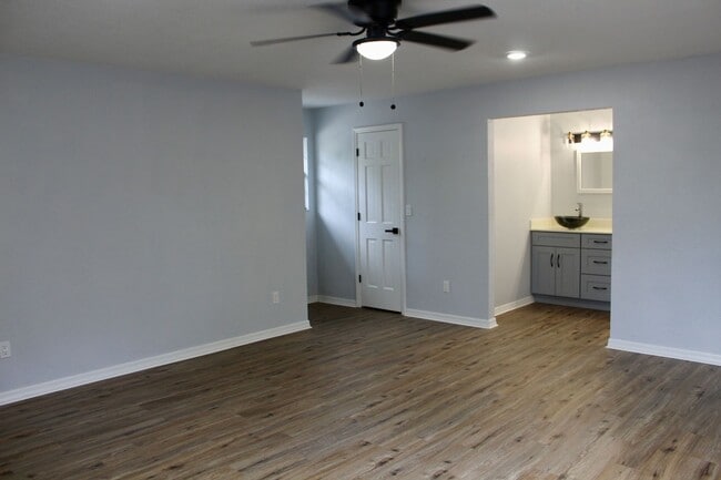 Building Photo - Port Orange Charming 5-Bedroom, 2-Bathroom...