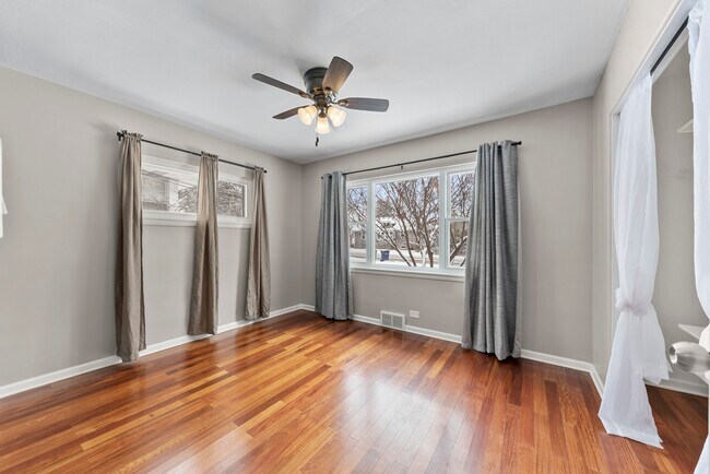 Building Photo - 242 S Finley Rd
