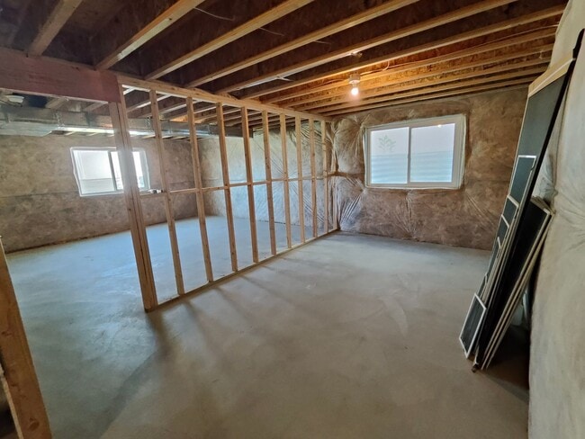 Building Photo - Spacious 4 bed/2.5 bath Home!