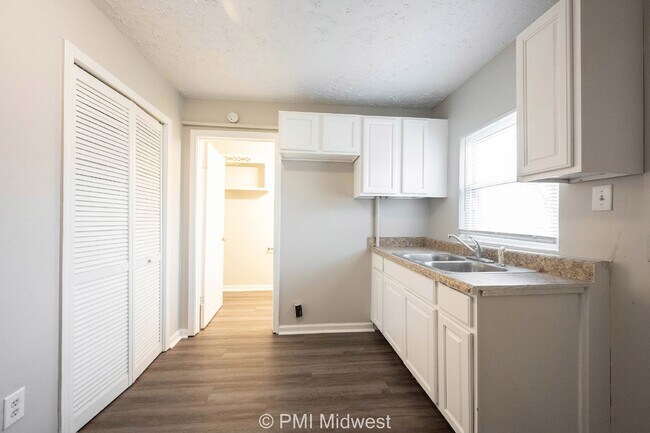 Building Photo - Modern Duplex in Prime Location - Perfect Rental Opportunity in Indianapolis!