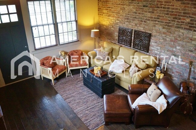 Building Photo - DEPOSIT PENDING! Beautiful Loft Style Town...