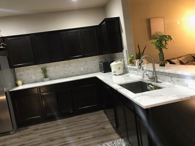 Building Photo - 10233 Hidden Village Dr