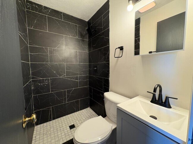 Building Photo - 124 W 9th Ave