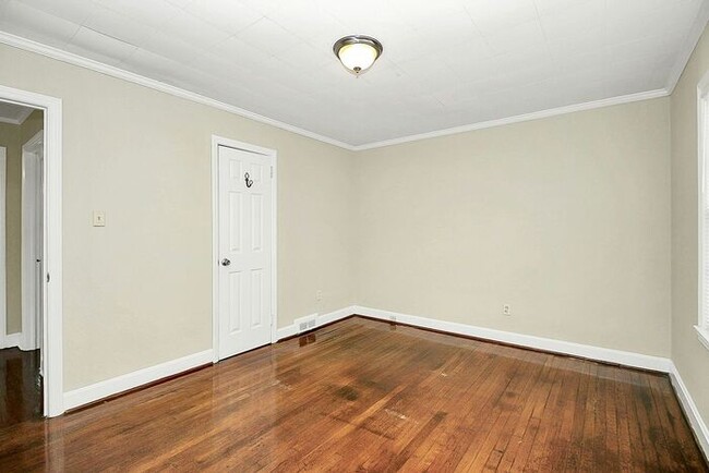 Building Photo - Charming 2BD/1BA Duplex