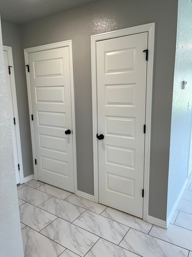 Building Photo - COX-NORTHRIDGE DRIVE TOWNHOMES