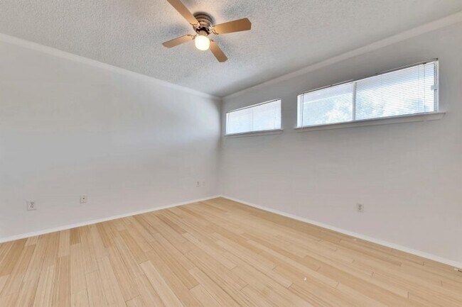 Building Photo - 9731 Meadowheath Dr