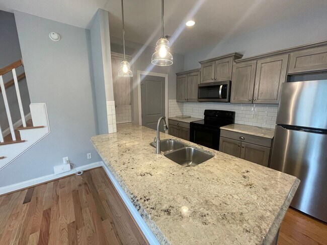 Building Photo - Old Forest Rd Duplex