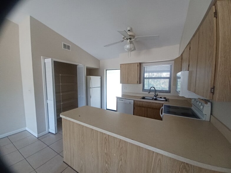 Building Photo - All tile 2/1  in San Carlos Park