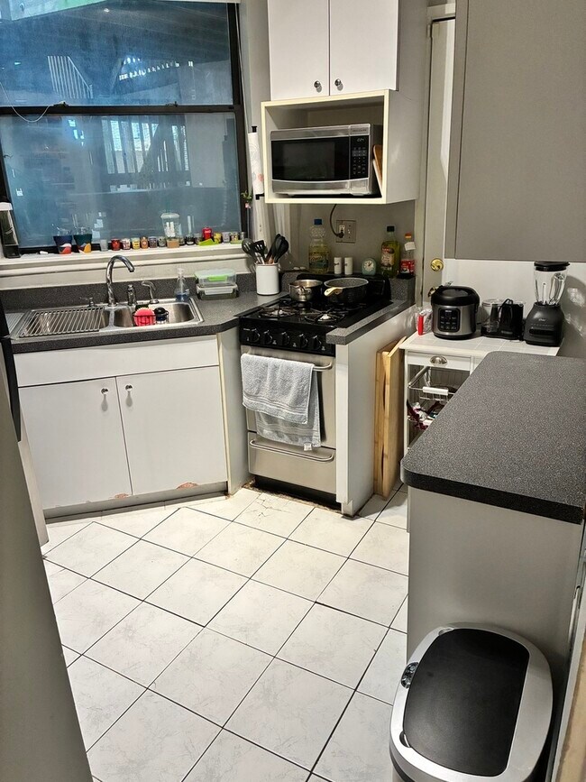 Building Photo - 902 W Grace St