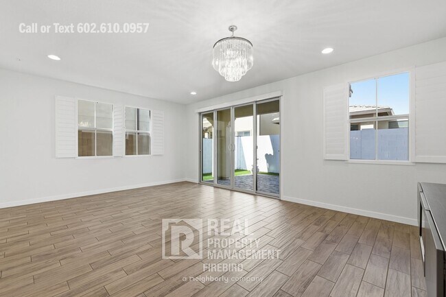 Building Photo - 2342 W Gloria Ln