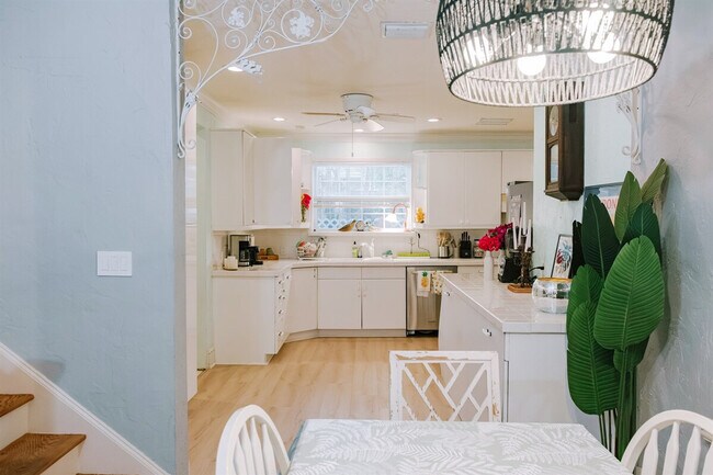 Building Photo - 519 28th St