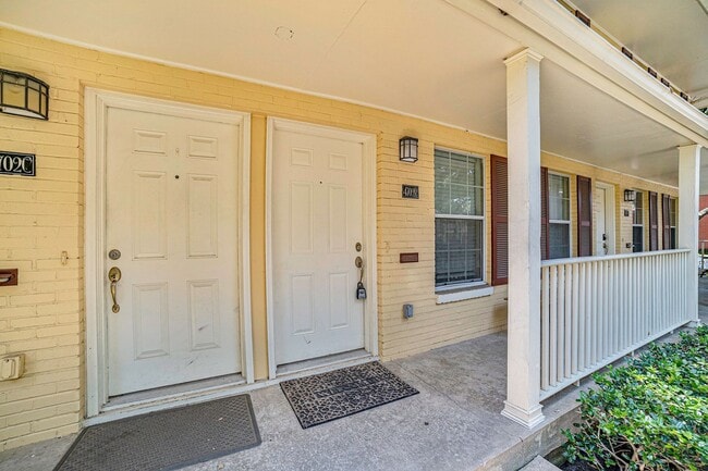 Building Photo - Charming, turnkey apartment near Oak Lawn ...