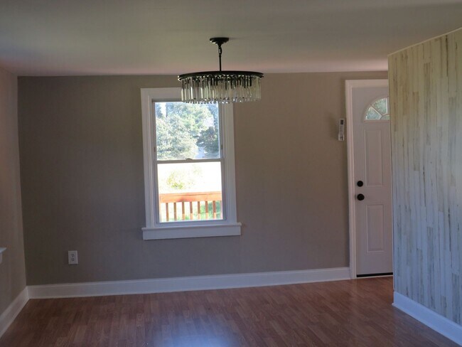 Building Photo - 3 Bedroom 2 Bath Home