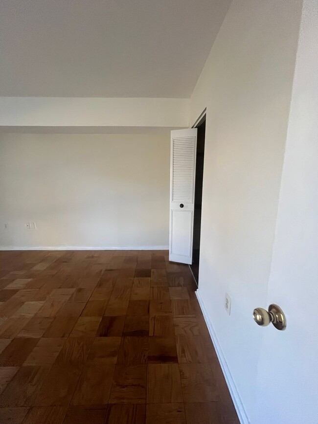 Building Photo - Charming 2 BR/1.5 BA Condo in Silver Spring!