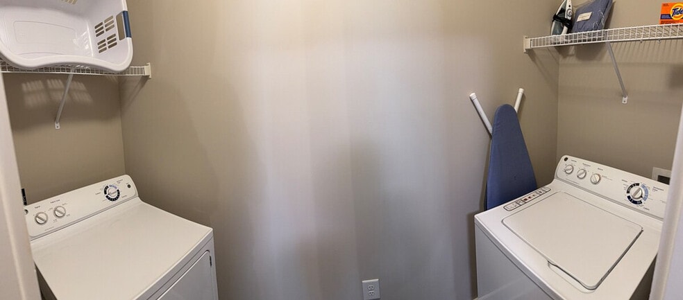 Building Photo - 4735 Sharon Rd