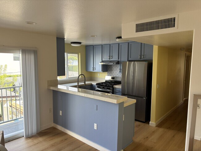 Building Photo - 3 Bedroom 2 Bath Apartment