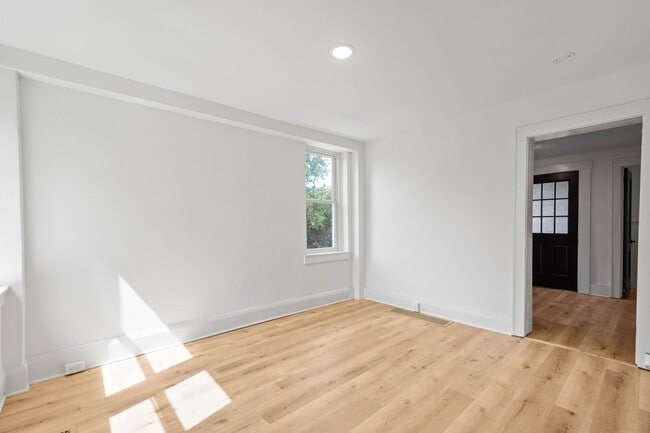 Building Photo - AVAILABLE MID-OCTOBER! FULLY RENOVATED 1-b...